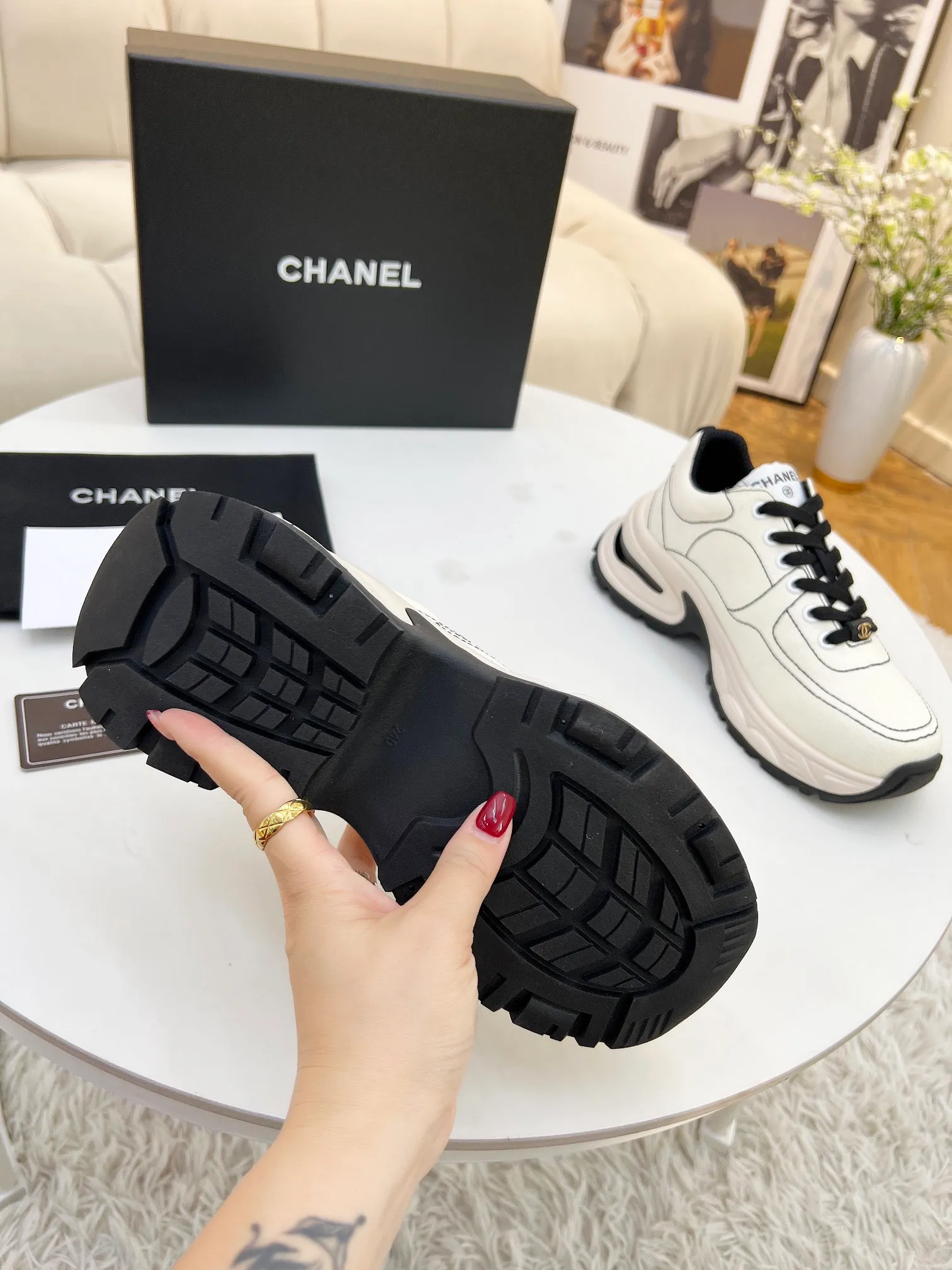 👟👟Ex-factory price 500👟👟 Cloth CHANEL 25C new casual shoes for early spring vacation. A pair of comfortable shoes can reduce the fatigue on your feet. The new style is very versatile, whether it is daily wear or a sister party. It can be easily used for commuting in the workplace, outdoor sports and various occasions. It can increase the height, straighten the legs, modify the shape of the feet, is comfortable and comfortable without rubbing the feet, and has good breathability. It can also be worn in summer. Office workers can also easily own it when wearing it. The fabric is pebbled cowhide + plaid pad to show off sheepskin. The original open-molded rubber foam outsole! size: 35-40 (41 customized, non-refundable and non-exchangeable)
